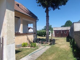 Starší dom s veľkým pozemkom, tichá lokalita - 10