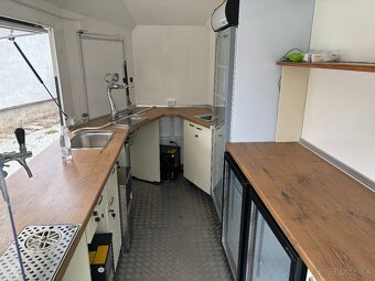 Mobilný nápojový food truck s výčapmi, chladiacimi vitrínami - 10