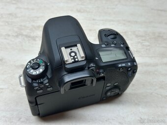 Canon EOS 77D - 10