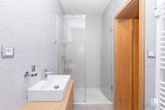 KRÁSNY  BYT S TERASOU, PARKOVACÍM STÁTÍM, MILOSLAVOV - 10