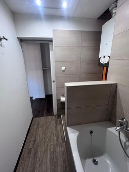 Prenajmem trojizbový byt v centre Komárna - 10