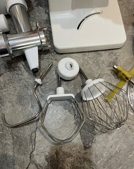 Nový kuchynský robot Bosch MUM 4406 - 10