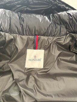 PREDÁM takmer novú zimnú bundu Moncler Maya Giubbot TG 6 - 10