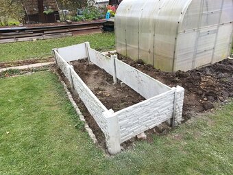 Betónový vyvýšený zahon - 10