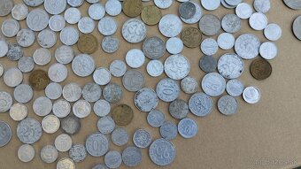 Československé mince - konvolut minci v dřevěné truhličce - 10