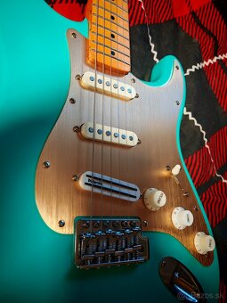 Predám squier stratocaster 40 rokov výročný model - 10
