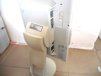 20"HP a 19"HP a NEC LCD 20e kus a 17"HP a AOC 15e kus - 10