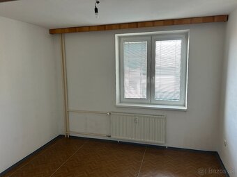 Priestranný 3-izbový byt s loggiou v centre Senca - 10