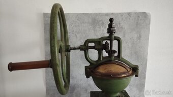 Obrovský mlýnek na kávu s rumapalem. IDEAL D.R.G.M. - 10