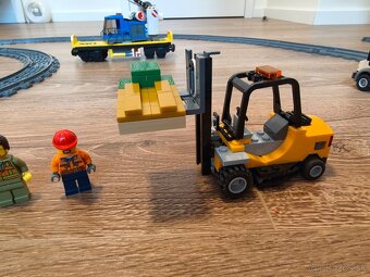 Nákladný vlak Lego 60198 + Koľaje 60205 + 60238 - 10