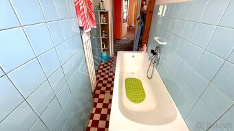 Rodinný dom s 2 bytovými jednotkami so slnečným pozemkom na - 10