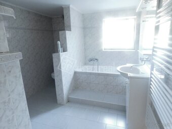 Pekný dom na slnečnom pozemku s bazénom a jazierkom - 10