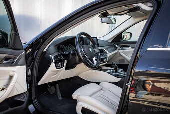 BMW 520d Touring Luxury Line, Pano, El. ťažné, Po servise - 10