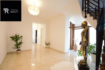 Veľký moderný 7 izbový rodinný dom s dvojgarážou, krytou ter - 10