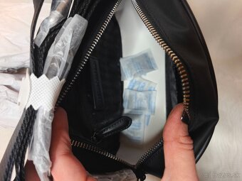 Čierna crossbody kabelka zn. Karl Lagerfeld - 10