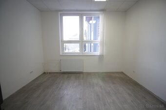 Priestor s umývadlom - 2 miestnosti + chodba (53m) - 10