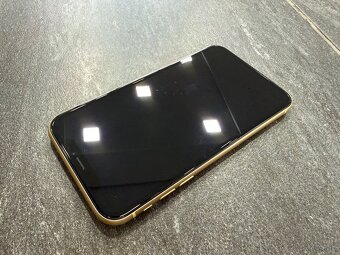 Apple iPhone XR 64 GB v žltej farbe - 10
