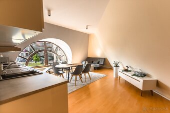 Budova v srdci Trenčína – priestranný byt a showroom - 10