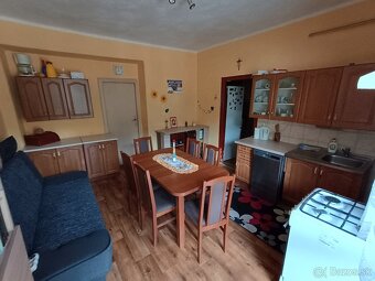 Rozkládací stôl a 6 mohutných stoličiek - 10