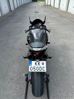 Yamaha R1 Big Bang - 10