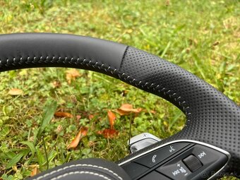 AUDI ŠPORTOVÝ VYHRIEVANÝ ZKOSENÝ PERFOROVANÝ VOLANT - 10