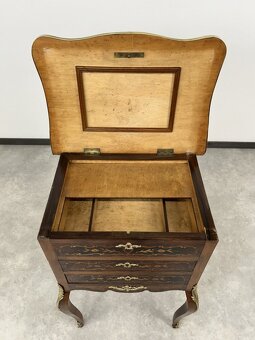 Starožitný bohato intarzovaný stolík v rokokovom štýle - 10