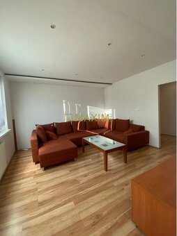 Ponúkame na predaj 3- izbový byt na Dlhých Dieloch na ulici - 10