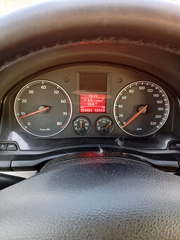 Predám VW Golf 1.4. benzín, r.v.2005 - 10