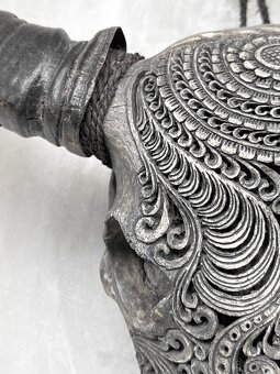 Obrovská šedá vyrezávaná lebka Vodného Bývola - motív Badong - 10