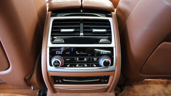BMW M760Li xDrive Limousine, jediný "rukavičkový" majiteľ - 10