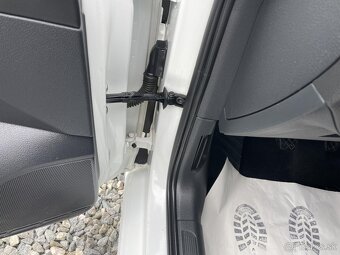 Volkswagen Golf 1.6TDi 90P SPORTLINE SERVIS 1A - 10