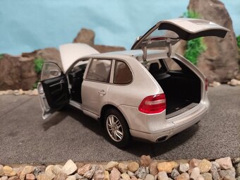 Prodám model 1:18 Porsche cayenne S - 10