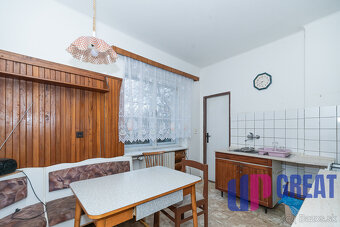 PREDAJ - rodinný dom s 2 bytmi, garážami a pozemkom - 10