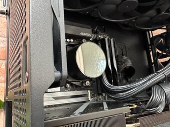 Ryzen 7 9800X3D\32GB\RX 9700XT\SSD\850W Zdroj - 10
