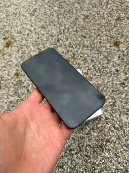 IPhone 14 - baterie 100% - 10