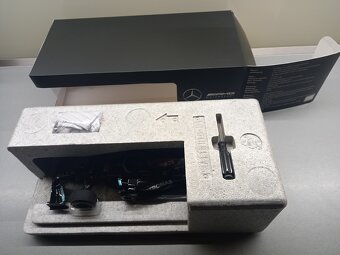 F1 MERCEDES W12 HAMILTON VÍTĚZ BAHRAINU 2021 MINICHAMPS 1:18 - 10