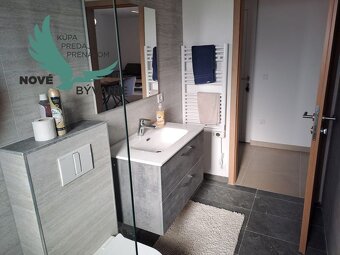 Novostavba domu s výhľadom na more v Chorvátsku vo Vrsi - 10