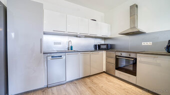 Príjemný 3-izbový byt s predzáhradkou a parkovaním TRI VODY  - 10