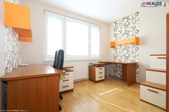 Veľkometrážny 3-izbový. zrekonštruovaný a zariadený byt - 10