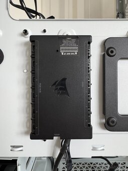 Predám PC skrinku Corsair iCUE 4000X RGB Biela - 10