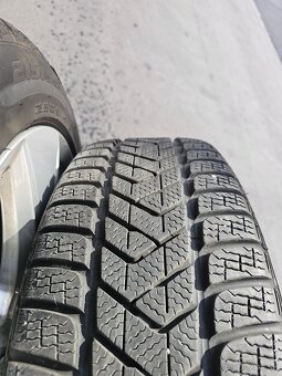 Komplet 18" zimna sada orig Volvo +zimne Pirelli 215/55 R18 - 10