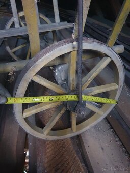 Predam 103 ročné drevene oje z voza z s kovanim z roku 1922. - 10