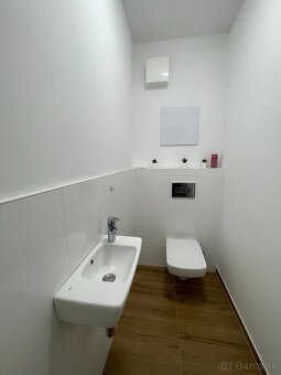 Luxusný 2 izbový byt s veľkou terasou + garážové státie - 10