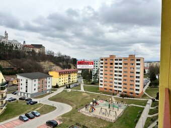 ZNÍŽENÁ CENA (74 m²) 3i BYT NA SÍDLISKU ZÁPAD S BALKÓNOM - 10
