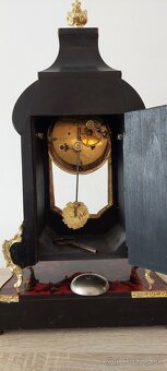 Hodiny Boulle s originálnou podstavou. - 10
