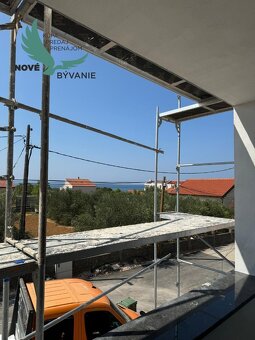 Novostavba domu s výhľadom na more a bazénom v Chorvátsku v - 10