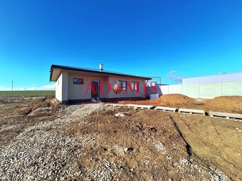 ADOMIS - predáme 4izbový bungalov 131m2,ČOV,teraska,obecná v - 10