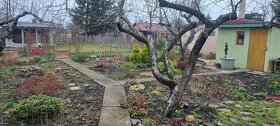 Záhrada s murovanou chatou v záhradkárskej oblasti - 10