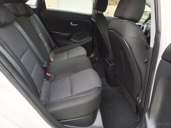 Hyundai i30 1.4 CRDi 66Kw 90ps ELEGANCE - 10