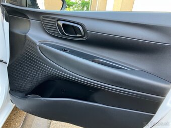 Hyundai i20 1.2i Family v Zaruke, Apple carplay - 10